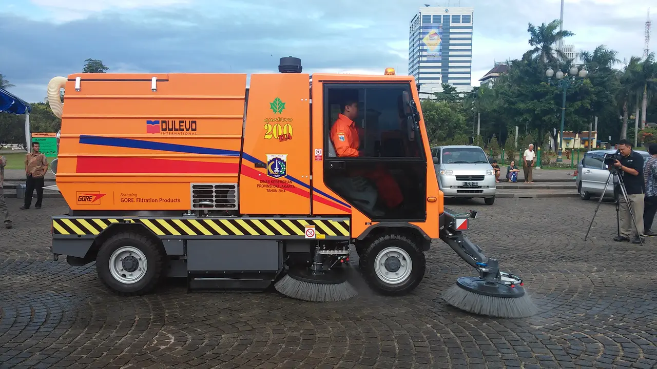 Jakarta Beli Mobil Pembersih Sampah untuk Gantikan Penyapu Jalan