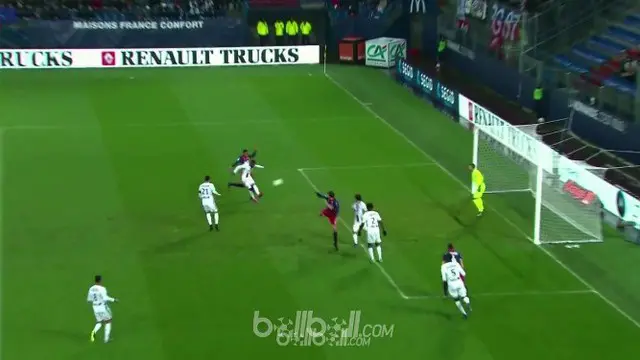 Video gol bunuh diri yang dicetak Maxwel Cornet saat menghadapi Caen di Ligue 1. This video is presented by BallBall