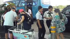 Pasca meletusnya Gunung Agung serta penutupan Bandara Ngurah Rai, ribuan wisatawan China terlantar di bali.