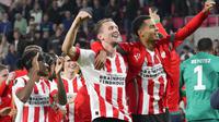 Luuk de Jong&nbsp;merayakan kemenangan dengan rekan satu timnya usai pertandingan sepak bola grup A Liga Europa antara PSV dan Arsenal di stadion Philips Jumat, 28 Oktober 2022 dini hari WIB. (AP Photo/Peter Dejong)