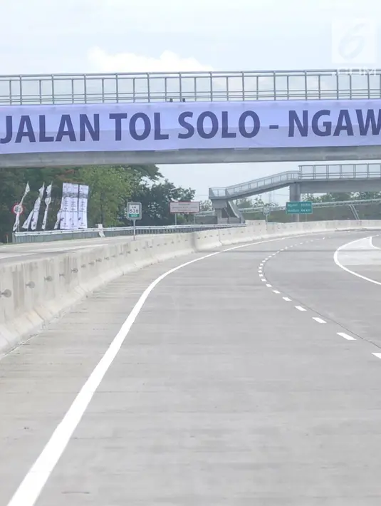 Suasana jalan tol Sragen-Ngawi di kilometer 538 jalan tol Solo-Ngawi, Jawa Tengah, Rabu (28/11). Jalan tol ini bagian dari jaringan jalan Tol Trans Jawa, yang tergabung dalam proyek strategis nasional. (Liputan6.com/Angga Yuniar)