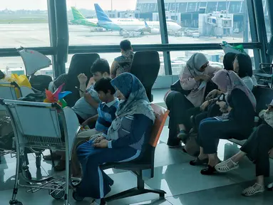 Sejumlah penumpang berada di Terminal 3 Bandara Internasional Soekarno-Hatta, Tangerang, Baten, Rabu (21/6/2023). PT Angkasa Pura (AP) II memprediksi pergerakan penumpang penerbangan meningkat 23 persen atau mencapai 4,9 juta saat memasuki libur sekolah dan Idul Adha 1444 Hijriah/2023. (Liputan6.com/Angga Yuniar)