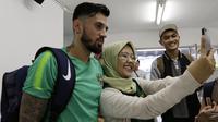 Stefano Lilipaly menerima permintaan foto dari suporter Timnas Indonesia di Stadion Universitas Kasetsart, Bangkok, Kamis (15/11/2018). (Bola.com/Muhammad Iqbal Ichsan)