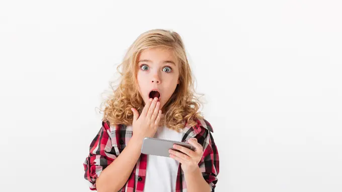 Segudang Dampak Negatif Menonton Video Porno pada Anak (Dean Drobot/Shutterstock)