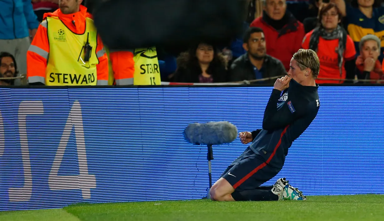 Penyerang Atletico Madrid, Fernando Torres melakukan selebrasi usai mencetak gol kegawang Barcelona pada leg pertama perempat final Liga Champions di Camp Nou, Spanyol (6/4). Barcelona menang atas Atletico Madrid dengan skor 2-1. (Reuters/Albert Gea)