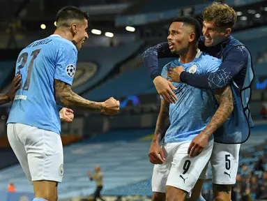 Pemain Manchester City merayakan gol yang dicetak Gabriel Jesus ke gawang Real Madrid pada laga leg kedua 16 besar Liga Champions di Etihad Stadium, Sabtu (8/8/2020) dini hari WIB. Manchester City menang 2-1 atas Real Madrid. (AFP/Oli Scarff/pool)