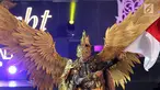 Model membawakan kostum dari ragam budaya Asia pada acara Jember Fashion Carnaval (JFC) di Lippo Mall Kemang, Jakarta, Senin (20/8). Kegiatan untuk mendukung Asian Games 2018 digelar pada 20 dan 21 Agustus. (Liputan6.com/Fery Pradolo)