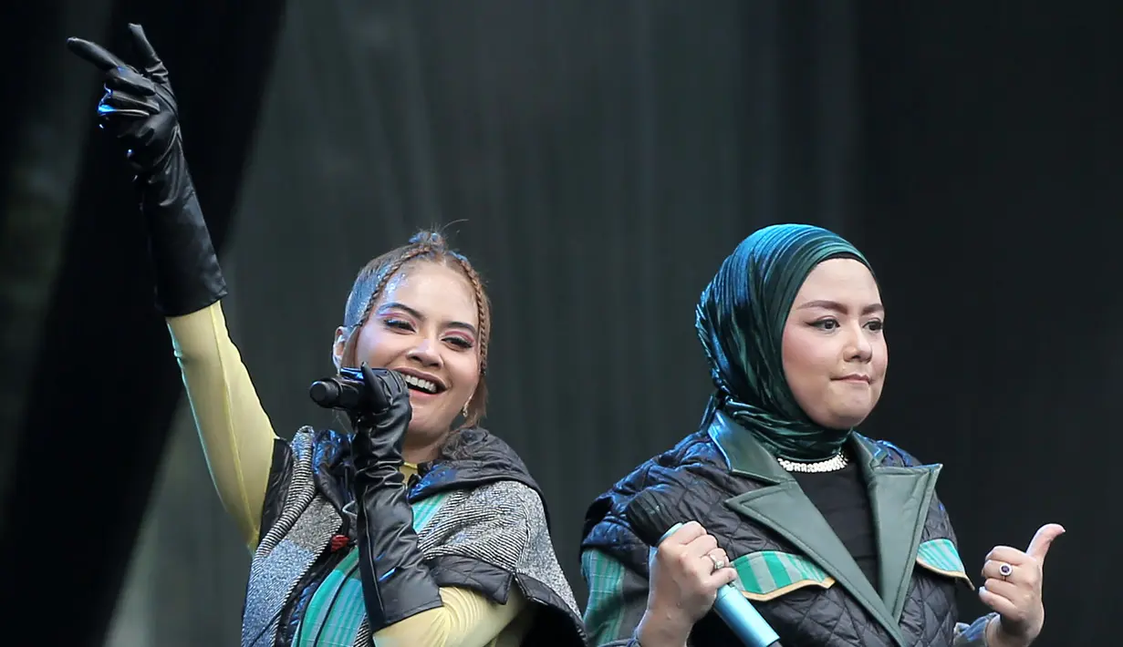 <p>Grup duo T2 juga ikut mengulik nuansa nostalgia pengunjung Everblast Festival. Tampil jelang petang, Tika dan Tiwi mampu hadirkan keceriaan bagi pengunjung yang hadir. [Foto/Bambang E. Ros]</p>
