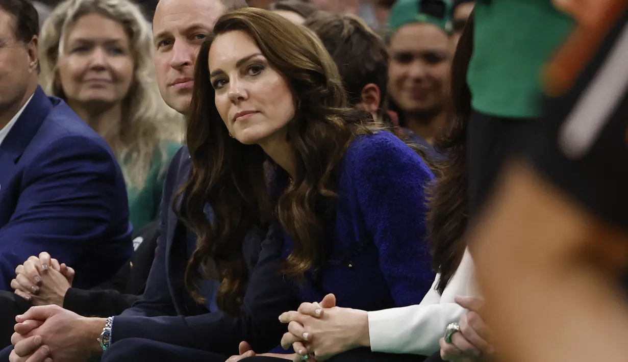 Pangeran Inggris William bersama Kate Middleton, Putri Wales  saat menyaksikan pertandingan NBA antara Boston Celtics dan Miami Heat di TD Garden di pusat kota Boston, pada 30 November 2022. (Photo By Winslow Townson/Getty Images)