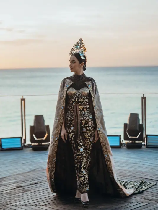 Jumpsuite batik bermotif kembang dan dedaunan ini terlihat kompleks berkat aksen pita cokelat mengilap pada pinggang dan “sayap” yang menempel di punggung Lyodra Ginting. Penampilannya makin paripurna berkat tiara yang bertakhta di atas kepala. Tak perlu status panjang lebar untuk menjelaskan busana rilisan Griya Ageman Jogja ini. Sang penyanyi menyematkan emotikon Sang Merah Putih sebagai status teks. (Foto: Dok. Instagram @lyodraofficial)