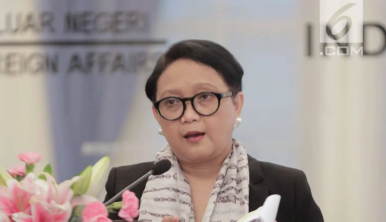 Menlu Retno Marsudi memberi keterangan usai pertemuan bilateral dengan Menlu Afghanistan Salahuddin Rabbani di Kantor Kemenlu, Jakarta, Jumat (15/3). Pertemuan membahas dukungan Indonesia atas proses perdamaian di Afghanistan. (Liputan6.com/Faizal Fanani)