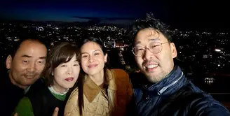 Liburan di Paris, Maudy Ayunda tak hanya ditemani sang suami melainkan juga kedua mertuanya [@maudyayunda]