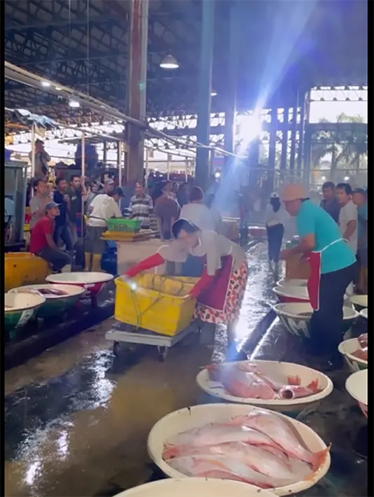 Penampilan berbeda di sebuah pasar tersebut dalam rangka syuting sinetron.  Bintang film Ada Apa dengan Cinta itu syuting sinetron terbarunya sebagai Salwa. [Instagram/titi_kamall]