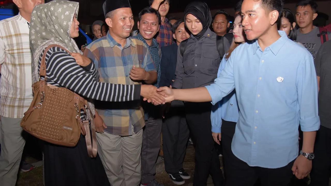 Calon Wakil Presiden nomor urut 2 Gibran Rakabuming Raka meminta pendukung dan relawan tidak menanggapi fitnah dari pihak lawan di Pilpres 2024. Wali Kota Solo ini meminta menanggapi hal itu dibawa santai saja.