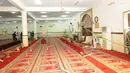 Kondisi bagian dalam masjid setelah terjadinya bom bunuh diri di Abha, Kamis (6/8/2015). Sedikitnya peristiwa ini menewaskan 15 orang. (REUTERS/Saudi Press Agency/Handout)