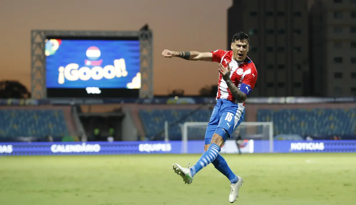 Bek timnas Paraguay, Gustavo Gomez berselebrasi setelah mencetak gol pembuka ke gawang Peru pada perempat final Copa America 2021 di Estadio Olimpico Pedro Ludovico, Brasil, Sabtu (3/7/2021) dini hari WIB. Peru mengalahkan Paraguay dalam drama adu penalti dengan skor 4-3. (AP Photo/Andre Penner)