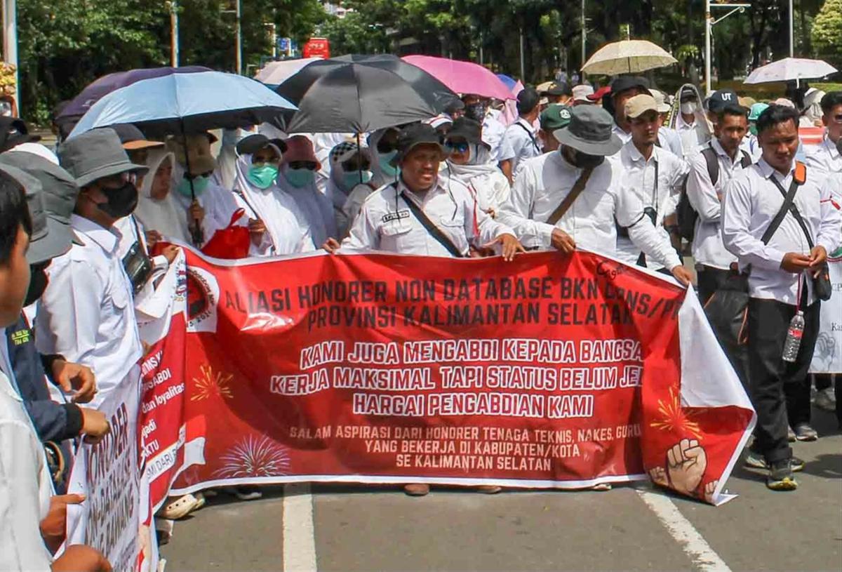 FOTO: Ribuan Honorer Non-Database Geruduk Monas, Tuntut Kepastian Status dan Perlindungan Kerja