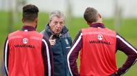 Pelatih Timnas Inggris Roy Hodgson memberi instruksi kepada anak asuhnya saat latihan di  St. George’s Park, Inggris, Rabu (07/10/15). (Reuters / John Sibley)