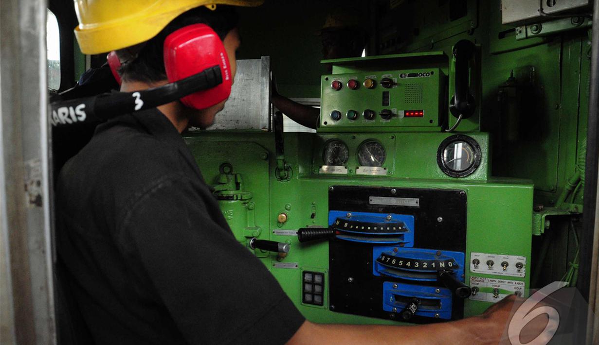 Dalam rangka persiapan angkutan lebaran PT KAI mengadakan pemeriksaan ekstra untuk mesin lokomotif, Jakarta, Jumat (11/7/2014) (Liputan6.com/Faizal Fanani)