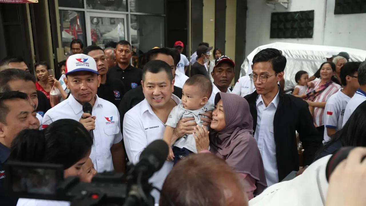Ketua Umum Partai Perindo, Hary Tanoesoedibjo (HT) menyambangi kegiatan bazar murah dan pemeriksaan kesehatan gratis yang digelar di Kelurahan Tanah Tinggi, Kecamatan Johar Baru, Jakarta Pusat, Rabu (27/12) (Istimewa)