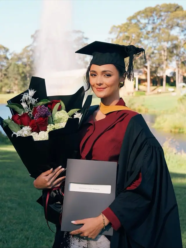 Gaya Amanda Rawles Resmi Lulus dari Macquarie University Sydney, Tampil Edgy dengan Kebaya dan Batik Modifikasi