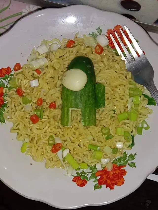 6 Kelakuan Gabut saat Makan Mi Instan Ini Bikin Tepuk Jidat