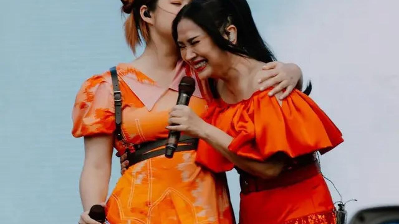 Gaya Stephanie Poetri Saat di Atas Panggung, Momen Bareng Titi DJ Curi Perhatian