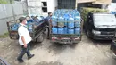 Polisi saat mengamank kendaraan pengantar gas bersubsidi di Meruya Utara, Jakarta Barat, Selasa (6/4/2021). Negara mengalami kerugian sekitar Rp7 miliar. (merdeka.com/Imam Buhori)