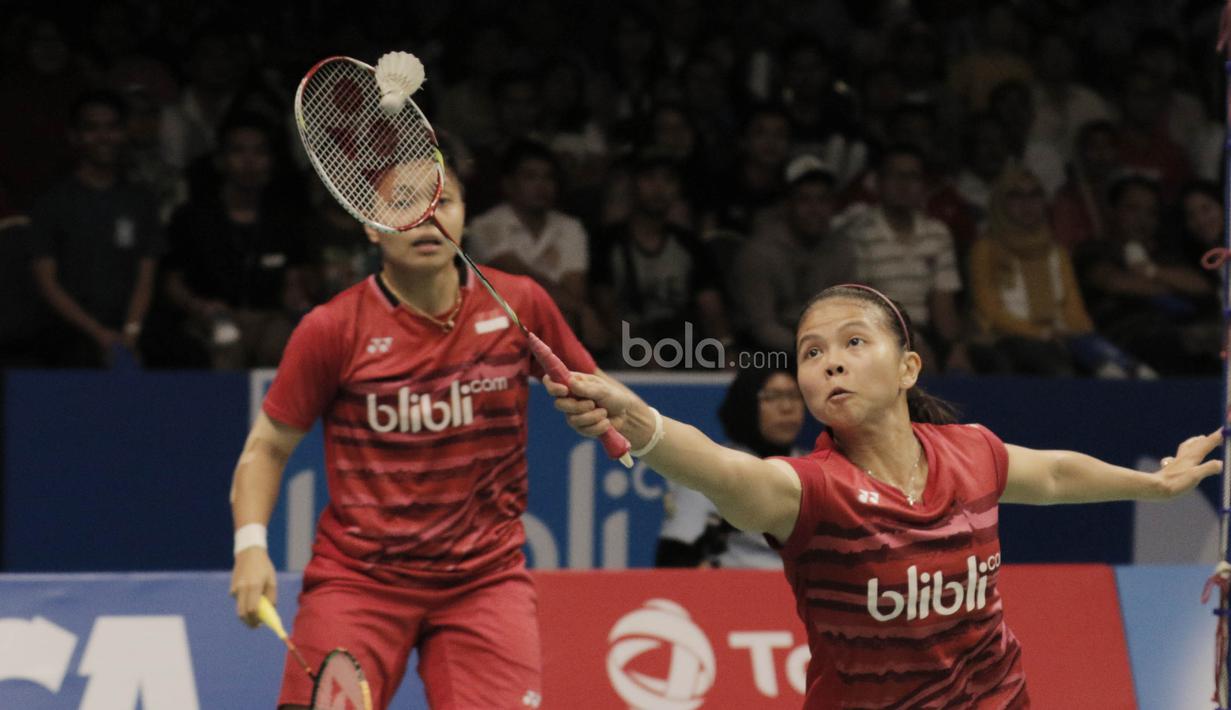 Pasangan Indonesia, Greysia Polii/Apriani Rahayu, kalah dari pasangan pasangan Korea, Lee So-hee/Chang Ye-na pada laga Indonesia Open 2017 di JCC, Kamis, (15/6/2017). Pasangan Indonesia  takluk 18-21, 14-21. (Bola.com/M Iqbal Ichsan)