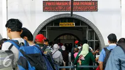 Antrian pemudik di depan pintu masuk kereta api, Jakarta, Rabu (23/9/2015). Jelang hari raya Idul Adha yang jatuh pada Kamis (24/9/2015), Stasiun Pasar Senen dipadati penumpang yang akan mudik ke kampung halaman mereka. (Liputan6.com/Yoppy Renato)