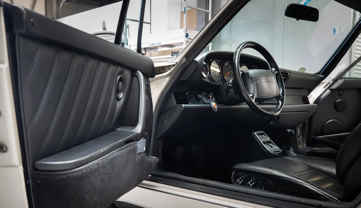 Interior mobil Porsche 911 Type 964 Carrera 2 Convertible Works Tubro Look milik mendiang Diego Maradona dipamerkan menjelang pelelangannya oleh Bonhams di Vichte, Belgia, Rabu (24/2/2021). Mobil ini bisa menempuh kecepatan hingga 257 km/jam, supercar mumpuni pada masanya (BENOIT DOPPAGNE/Belga/AFP)