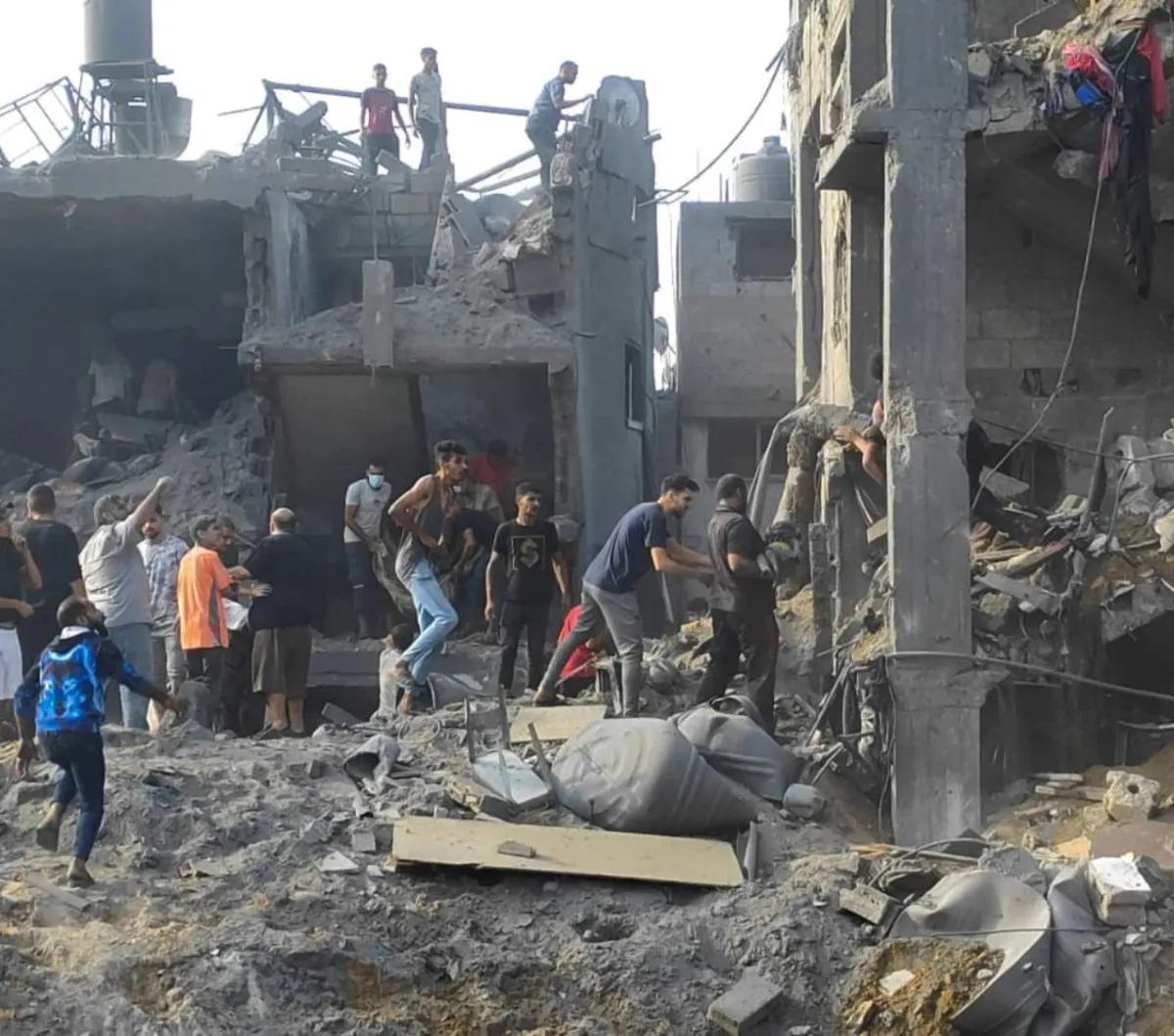 Area yang tadinya berdiri banyak bangunan kini kondisinya rata dengan tanah dan hancur lebur digempur Israel.<br><br>Hanya puing dan reruntuhkan bangunan saja yang tersisa.
