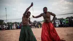 Warga kelompok etnis Joles mempersiapkan diri untuk menunjukkan kekuatan sihir yang berasal dari air spiritual, yang membuat mereka kebal dari senjata tajam saat kampanye Presiden Yahya Jammeh di Bikama, Gambia (24/11). (AFP/Marco Longari)