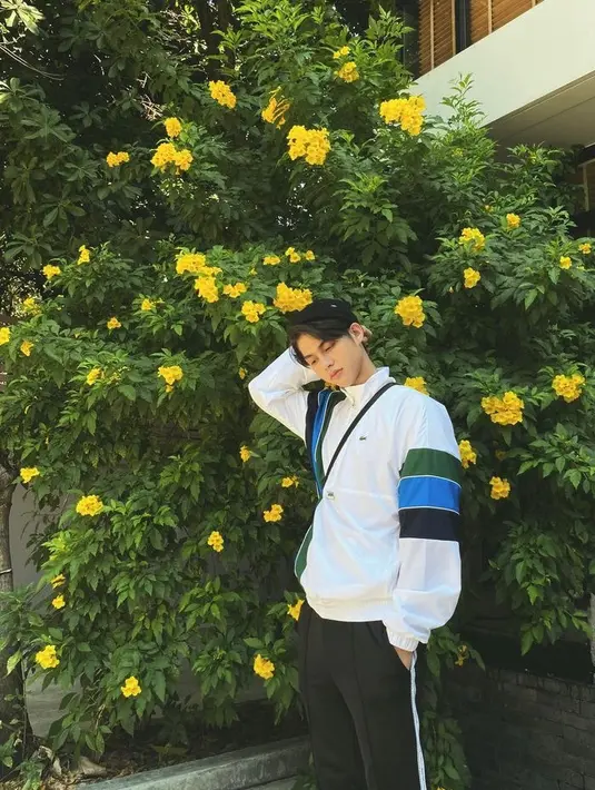 Dalam berpenampilan, Bright kerap tampil effortless namun tetap terlihat stylish. @bbrightvc.