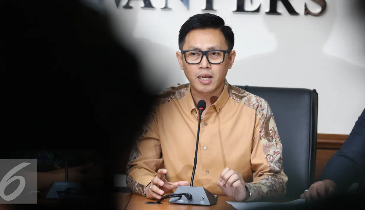 Anggota DPR Eko Hendro Purnomo saat memberikan keterangan pers terkait pemberitaan tidak benar terhadap dirinya di gedung Dewan Pres, Jakarta, Rabu (21/12). Kedatangan Eko untuk menerima hasil penyelidikan dewan pers. (Liputan6.com/Herman Zakharia)