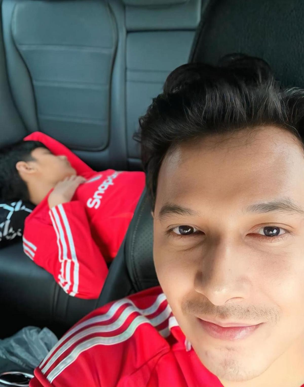 5 Potret Sonny Septian dan Faaz Habiskan Quality Time bersama dengan Jersey Serasi