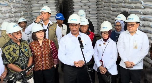 Direktur Utama Perum Bulog, Ahmad Rizal Ramdhani, meminta hadirin diam saat Menteri Pertanian, Andi Amran Sulaiman mengumuman stok beras nasional. (Dok Kementan)