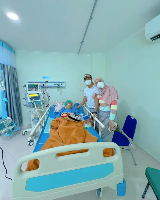 Masih dalam masa pemulihan, 6 momen Sonny Septian tetap temani ibu di rumah sakit ini bikin salut