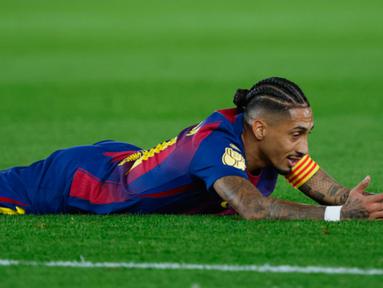 Pemain Barcelona, Raphinha, tampak kecewa setelah laga melawan Atletico Madrid pada leg kedua Copa del Rey 2025/2026 di Stadion Camp Nou, Rabu (04/03/2026). (AP Photo/Joan Monfort)