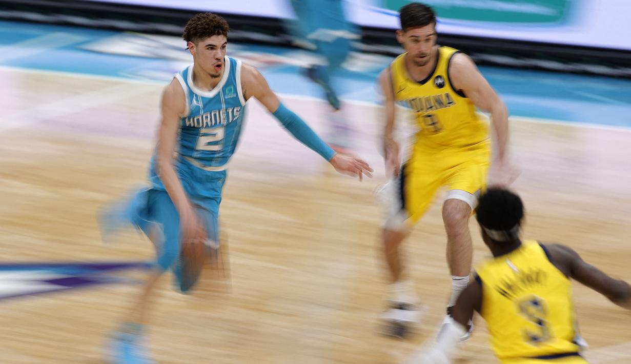 Pemain Charlotte Hornets, LaMelo Ball terpilih menjadi NBA Rookie of The Year musim 2020/2021. Ia adalah adik dari Lonzo Ball. (Foto: Getty Images via AFP/Jared C. Tilton)