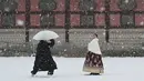 Para pengunjung menantang hawa dingin di tempat itu demi menikmati keindahan salju dan memotret untuk mengabadikan momen indah tersebut. (Jung Yeon-je / AFP)