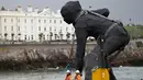 Patung perunggu terbesar di Inggris,  berjudul 'Messenger' tiba dengan tongkang di pesisir pantai Plymouth, Senin (18/3). Patung perunggu tersebut diciptakan oleh seorang pematung berusia 44 tahun bernama Joseph Hillier. (REUTERS/Peter Nicholls)