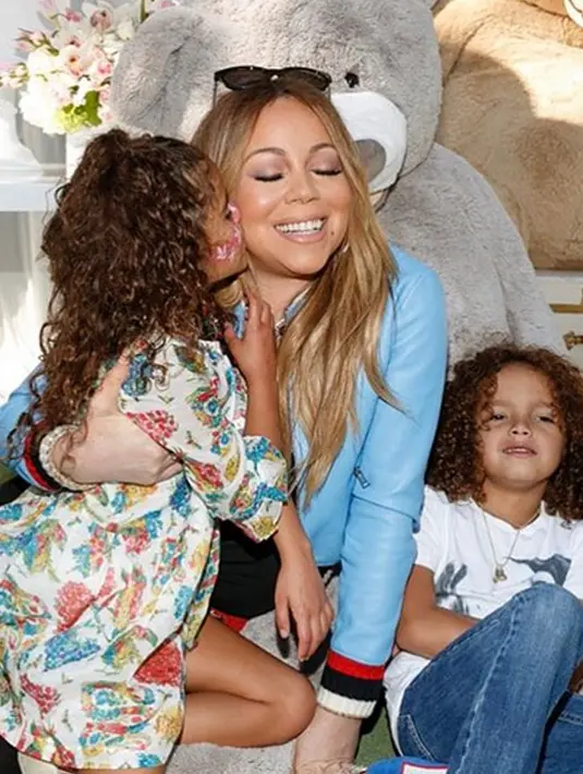 Melansir Ace Showbiz, disebutkan juga Mariah dan Nick menikmati makan malam bersama ketika merayakan Hari Ibu pada Minggu (14/5/2017) lalu. Mereka tentu saja membawa kedua buah hati mereka. (Instagram/mariahcarey)