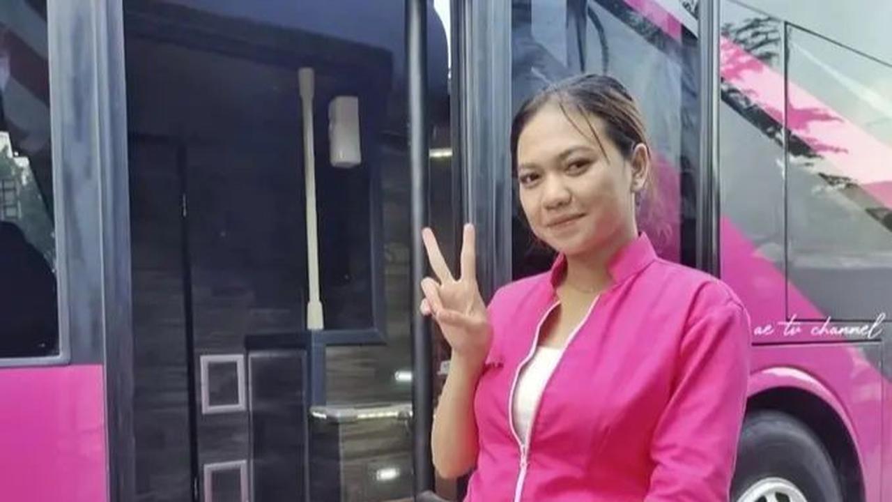 5. Kencana bus's stewardess