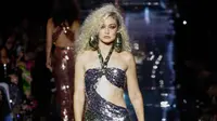 Gigi Hadid berjalan di landasan pacu di peragaan busana Tom Ford selama New York Fashion Week: The Shows at Skylight on Vesey pada 14 September 2022 di New York City. (JP YIM / GETTY IMAGES NORTH AMERICA / GETTY IMAGES VIA AFP)