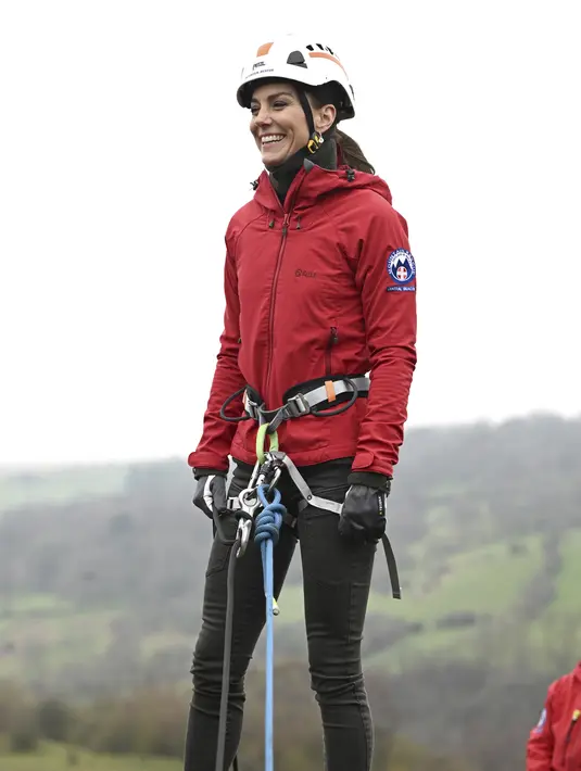 Kate memamerkan keterampilan abseilingnya pada hari yang penuh aksi di pusat penyelamatan Gunung Beacon di Wales.  (Matthew Horwood/Pool Photo via AP)