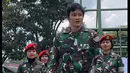 Berikut beberapa potret Azka mengenakan seragam TNI. Azka yang memiliki postur tinggi seperti sang ayah, terlihat makin gagah dengan seragam loreng yang dikenakan. [Instagram/letkoltitulerdc]
