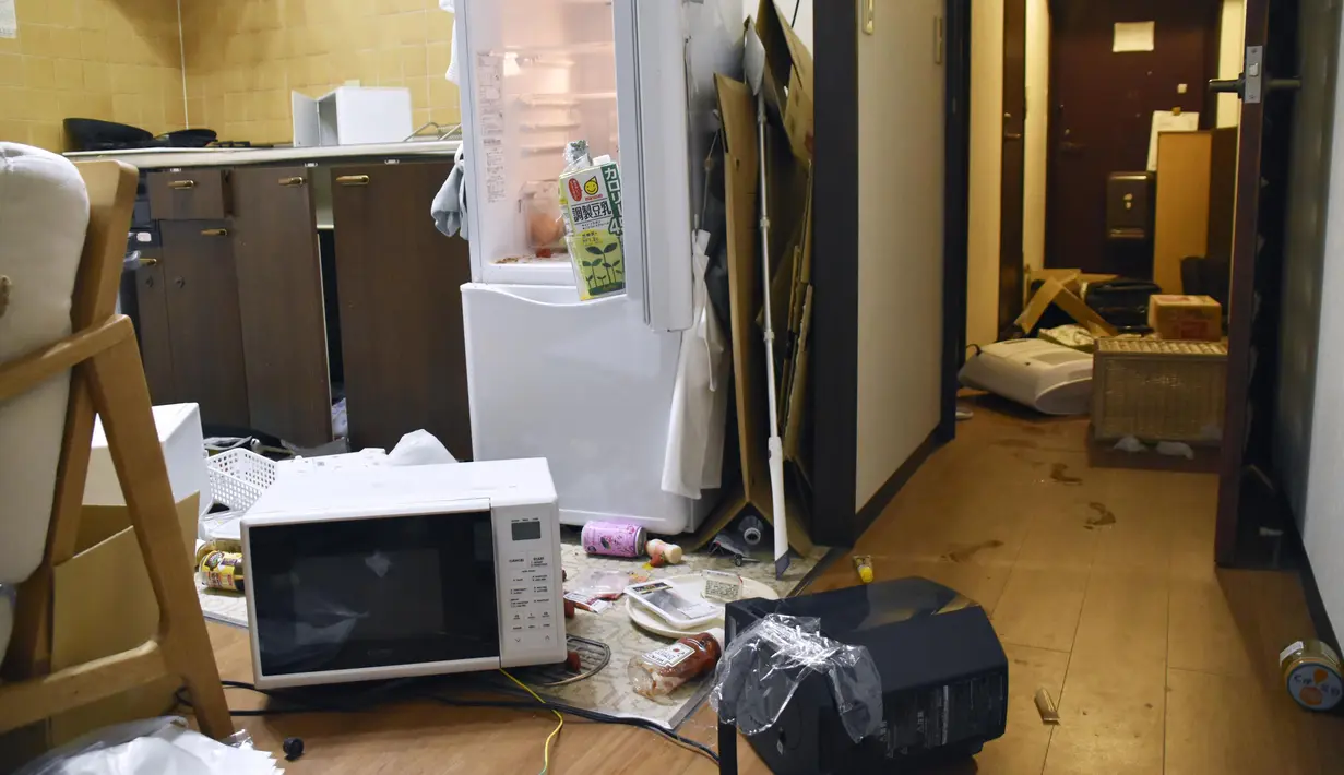 Perabotan dan peralatan listrik berserakan menyusul gempa di sebuah apartemen di Fukushima, Jepang utara, Rabu (16/3/2022). Gempa kuat Magnitudo 7,3 mengguncang lepas pantai Fukushima di Jepang utara pada hari Rabu, memicu peringatan tsunami. (Kyodo News via AP)