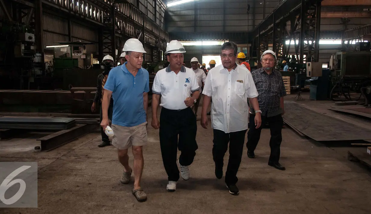 Menristekdikti Muhammad Nasir saat mengunjungi pabrik pelat datar PT Gunung Steel Cikarang, Jawa Barat, Minggu (15/1). Menristekdikti juga meninjau proses pemotongan baja hingga penyusunan pelat serta pengelasan. (Liputan6.com/Gempur M. Surya)
