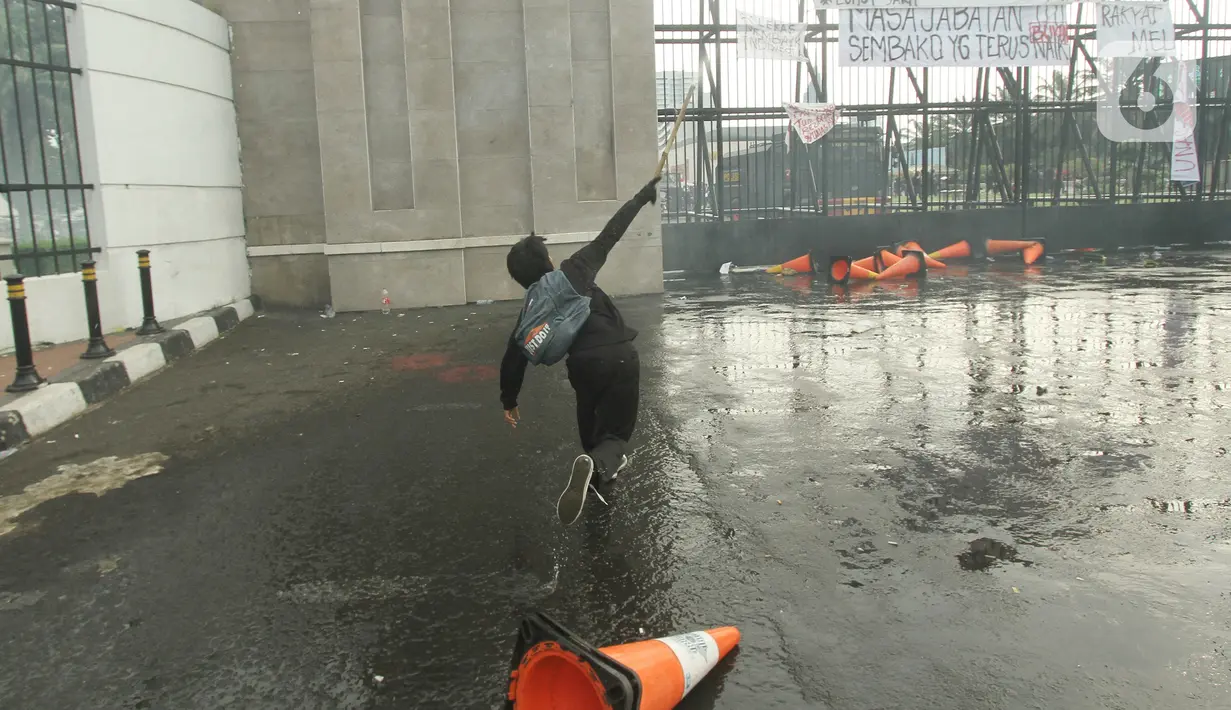 Pengunjuk rasa terlibat bentrok dengan aparat kepolisian saat aksi di depan Gedung DPR, Jakarta, Senin (11/4/2022). Mahasiswa yang tergabung dalam aliansi BEM SI menggelar unjuk rasa besar-besaran di depan Gedung DPR/MPR RI, Senin ini. (Liputan6.com/Angga Yuniar)